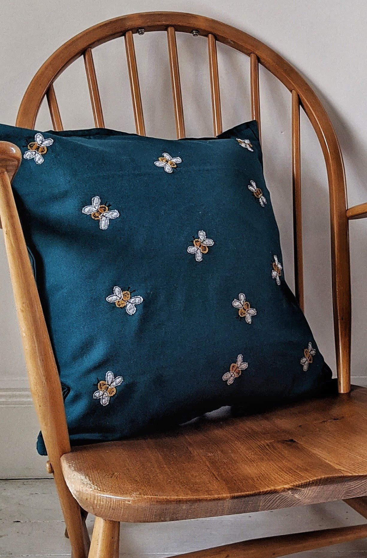 Bee Cusion Cover Teal